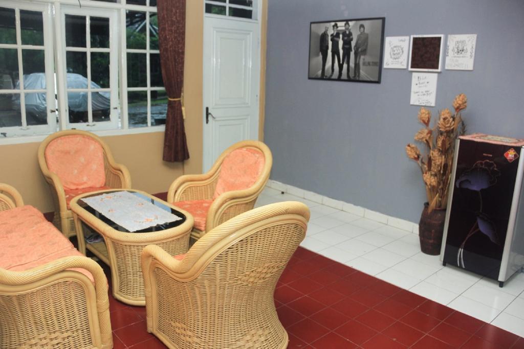 Pele Guesthouse Bandung Exterior photo