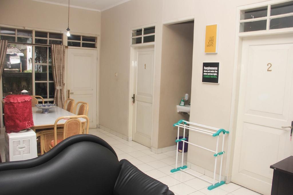 Pele Guesthouse Bandung Exterior photo