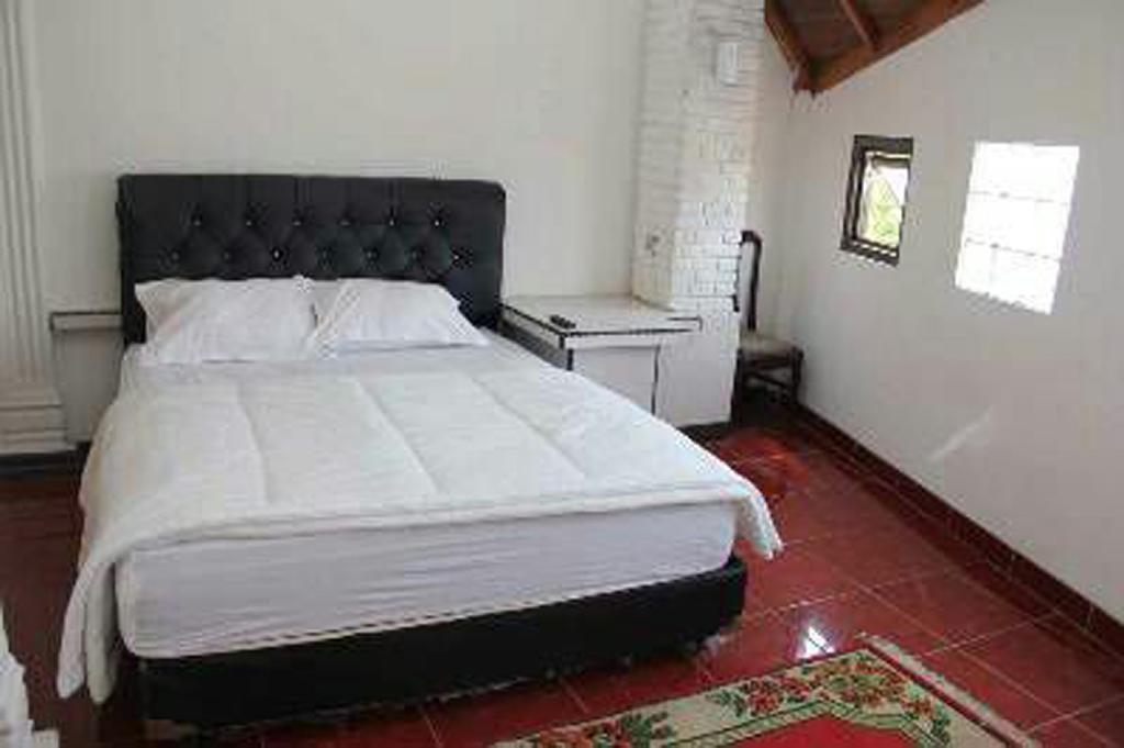Pele Guesthouse Bandung Exterior photo