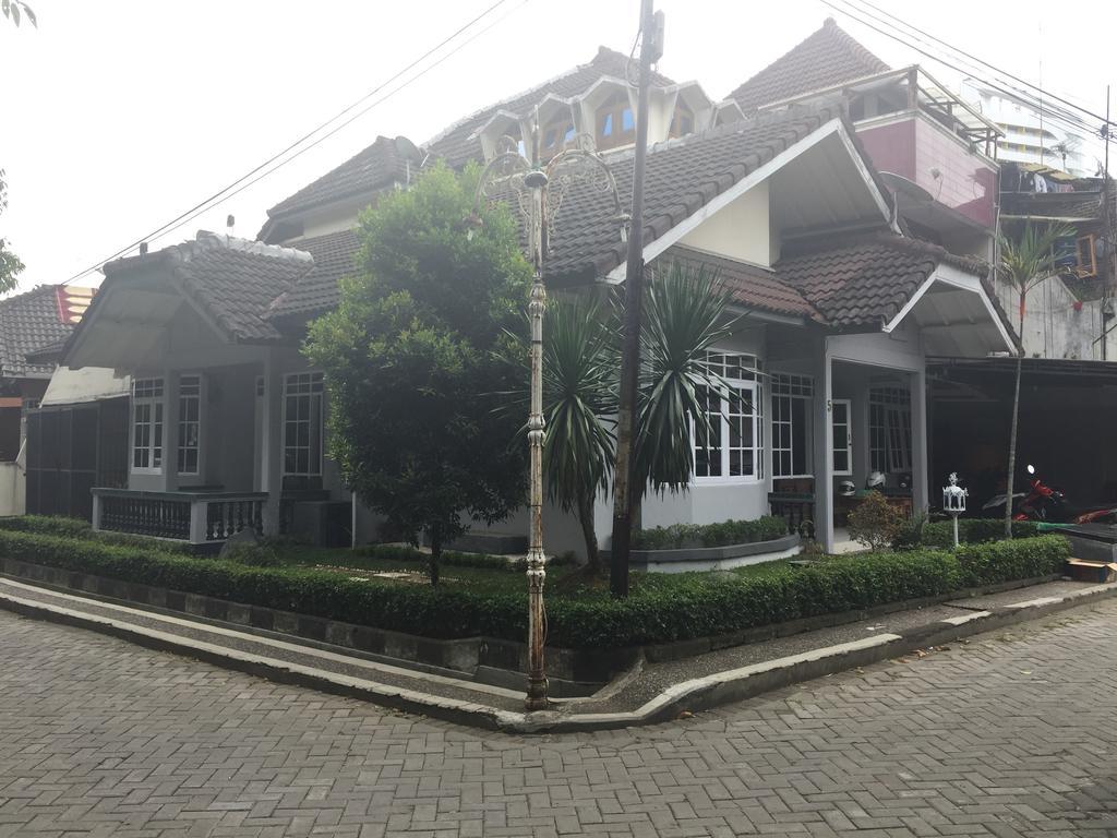 Pele Guesthouse Bandung Exterior photo